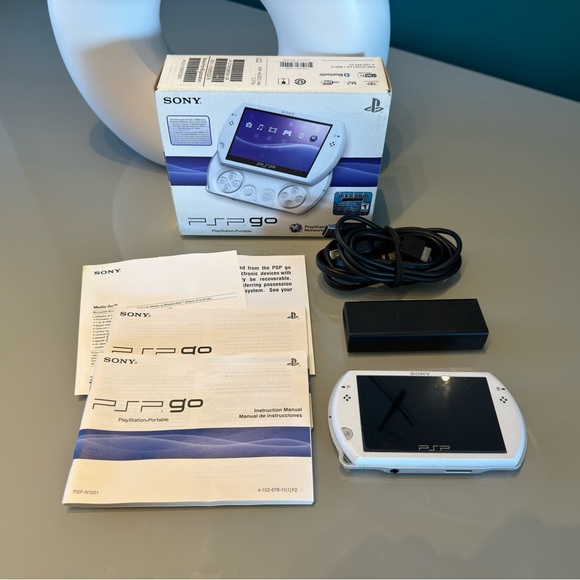 Sony PSP GO 16GB System, Pearl White — CIB - Picture 1 of 10
